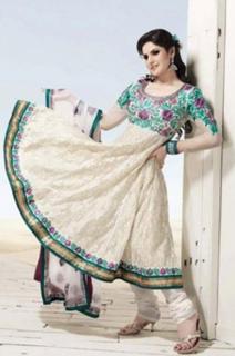 Zareen Khan feet photo thumbnail