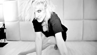Ashlee Simpson feet photo thumbnail