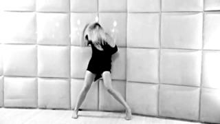Ashlee Simpson feet photo thumbnail
