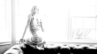 Ashlee Simpson feet photo thumbnail