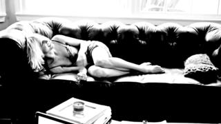 Ashlee Simpson feet photo thumbnail