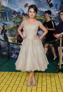 Mila Kunis feet photo thumbnail