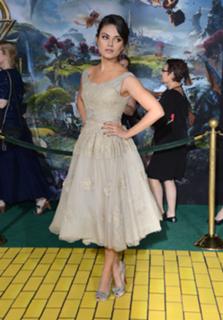 Mila Kunis feet photo thumbnail