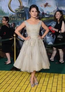 Mila Kunis feet photo thumbnail