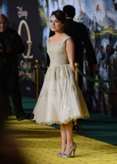 Mila Kunis feet photo thumbnail