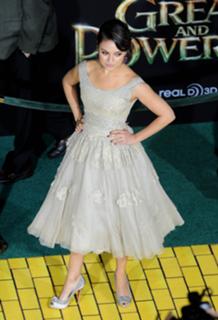 Mila Kunis feet photo thumbnail