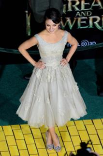 Mila Kunis feet photo thumbnail