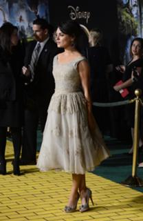 Mila Kunis feet photo thumbnail