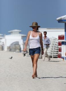Daisy Fuentes feet photo thumbnail