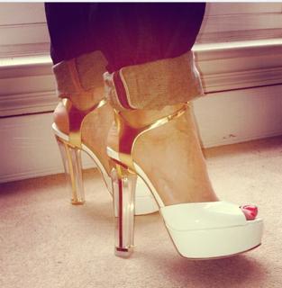 Rita Ora feet photo thumbnail