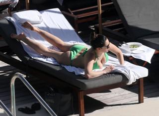 Kelly Brook feet photo thumbnail