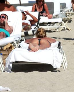 Alessia Marcuzzi feet photo thumbnail