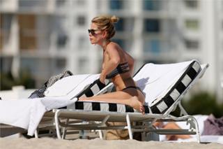 Alessia Marcuzzi feet photo thumbnail
