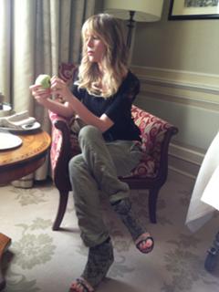 Alessia Marcuzzi feet photo thumbnail
