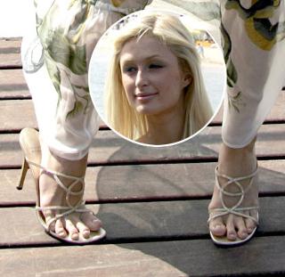Paris Hilton feet photo thumbnail
