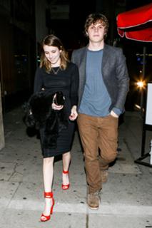 Emma Roberts feet photo thumbnail