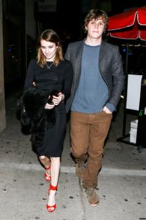 Emma Roberts feet photo thumbnail
