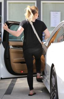 Hilary Duff feet photo thumbnail