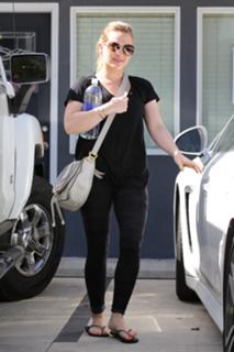 Hilary Duff feet photo thumbnail