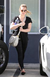 Hilary Duff feet photo thumbnail