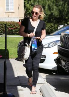 Hilary Duff feet photo thumbnail