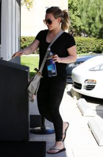 Hilary Duff feet photo thumbnail