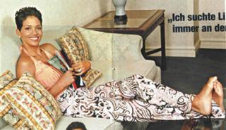 Halle Berry feet photo thumbnail
