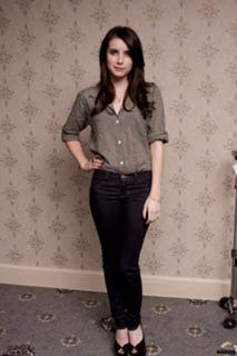 Emma Roberts feet photo thumbnail