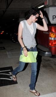 Kristen Stewart feet photo thumbnail