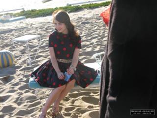 Emma Roberts feet photo thumbnail