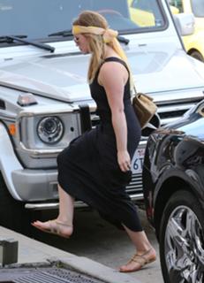 Hilary Duff feet photo thumbnail