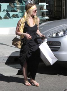 Hilary Duff feet photo thumbnail