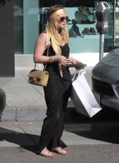 Hilary Duff feet photo thumbnail