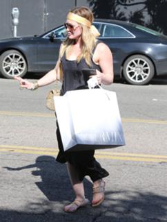 Hilary Duff feet photo thumbnail