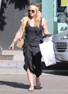 Hilary Duff feet photo thumbnail