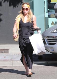 Hilary Duff feet photo thumbnail