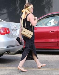 Hilary Duff feet photo thumbnail