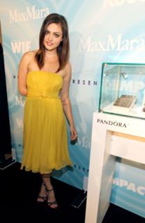 Phoebe Tonkin feet photo thumbnail