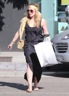 Hilary Duff feet photo thumbnail