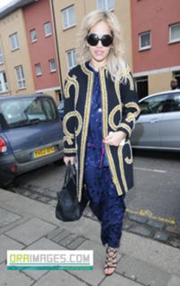 Rita Ora feet photo thumbnail