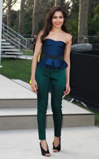 Freida Pinto feet photo thumbnail