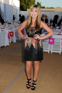 Jennette McCurdy feet photo thumbnail