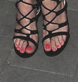 Rita Ora feet photo thumbnail