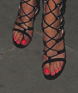Rita Ora feet photo thumbnail