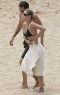 Christina Applegate feet photo thumbnail