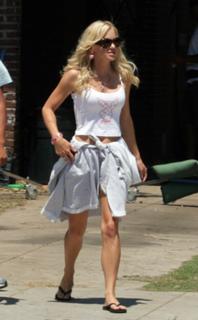 Anna Faris feet photo thumbnail