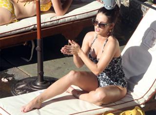 Jessica Lowndes feet photo thumbnail
