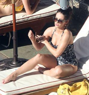 Jessica Lowndes feet photo thumbnail