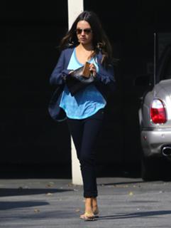 Mila Kunis feet photo thumbnail