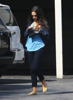 Mila Kunis feet photo thumbnail